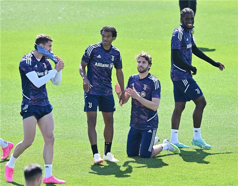 كوادرادو مع لاعبي يوفنتوس