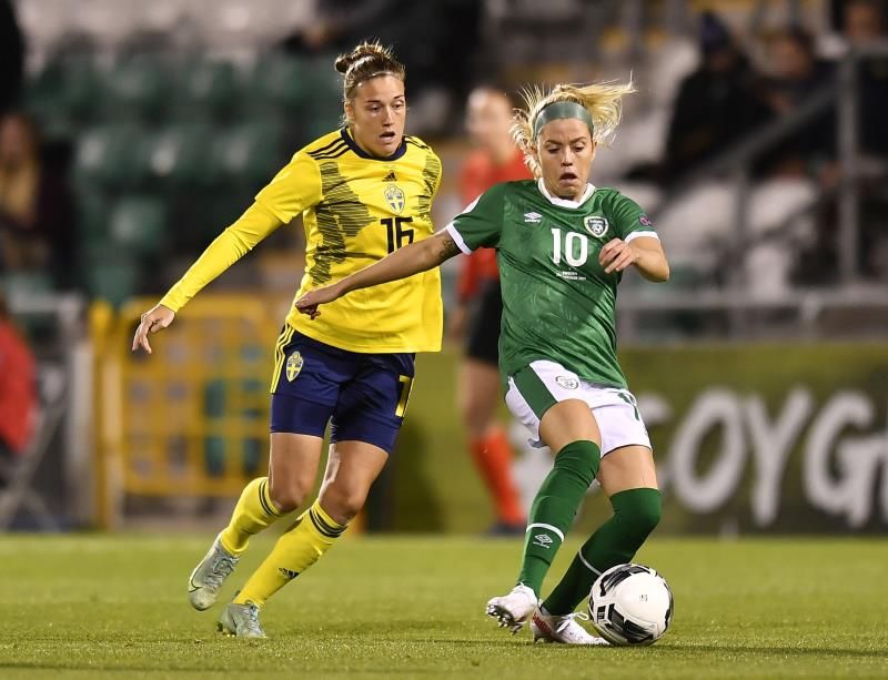 دينيس أوسوليفان (يمين)