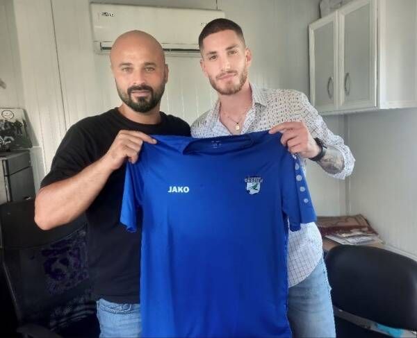 جانب من التوقيع