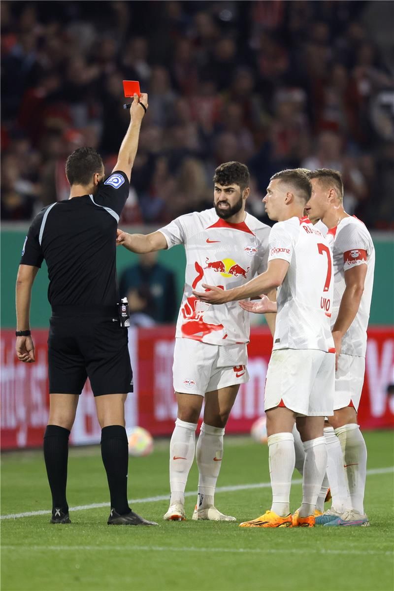 جوسكو جفارديول (في الوسط)