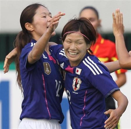 المهاجمة ناهومي كاواسومي ( يمين ) تحتفل مع هوماري ساوا بعد إحرازها هدف الفوز