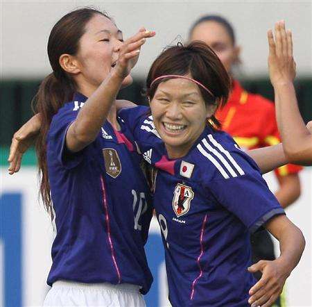 المهاجمة ناهومي كاواسومي ( يمين ) تحتفل مع هوماري ساوا بعد إحرازها هدف الفوز