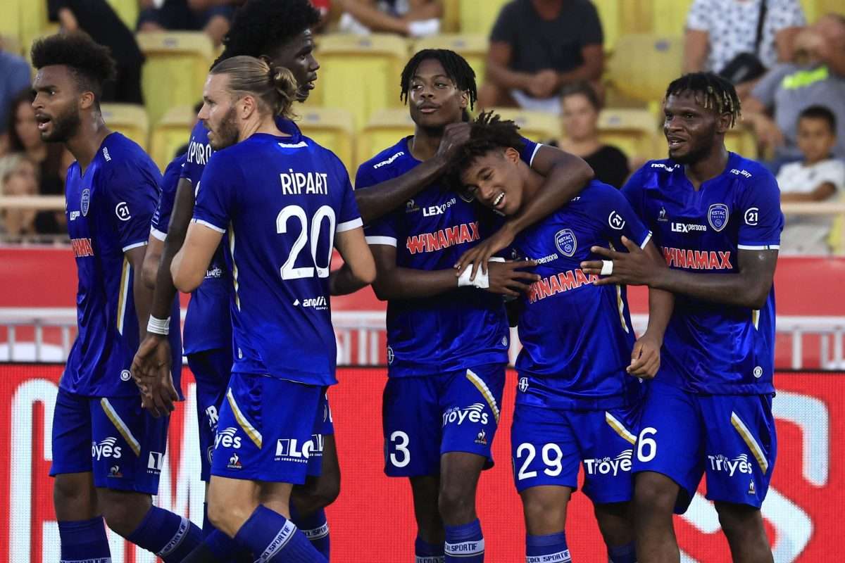 لاعبو تروا الفرنسي