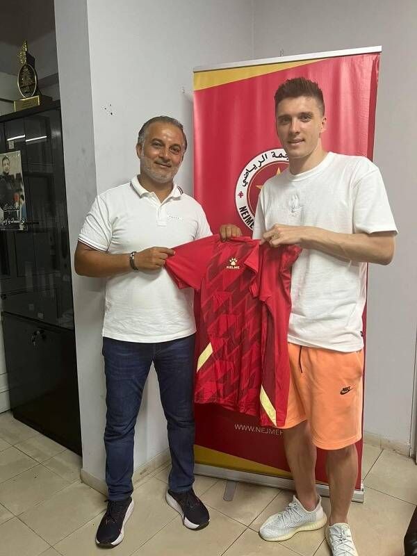 جانب من التوقيع