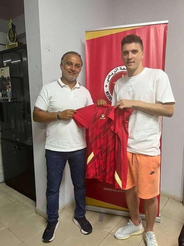 جانب من التوقيع