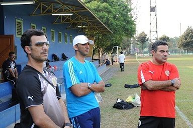 محمد السعد (يمين) يتابع تدريبات الاحمر في جاكرتا وبجانبه الشيخ علي بن خليفة 