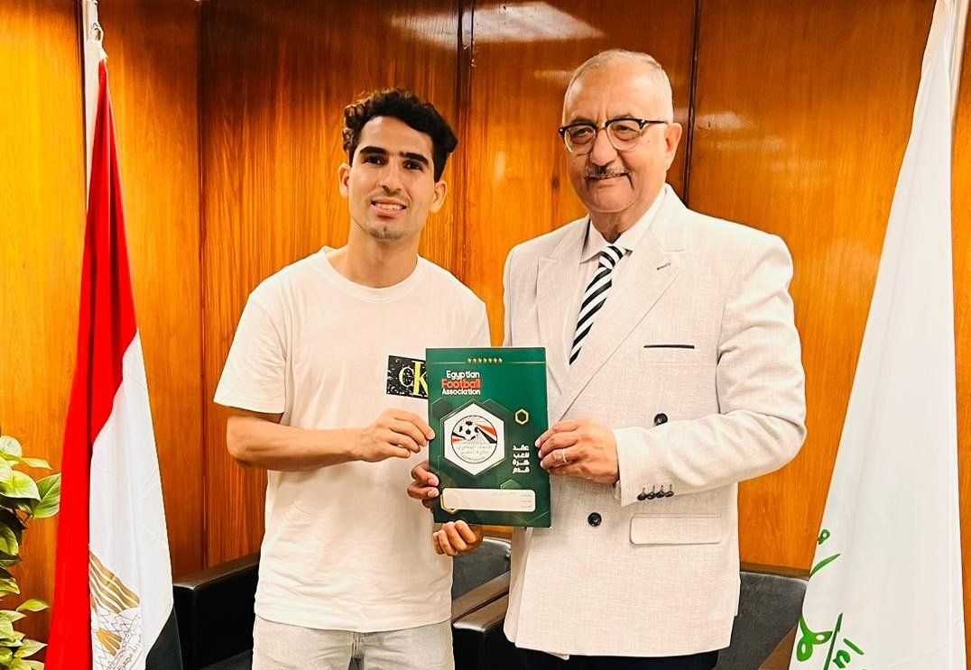 بعد توقيع العقود