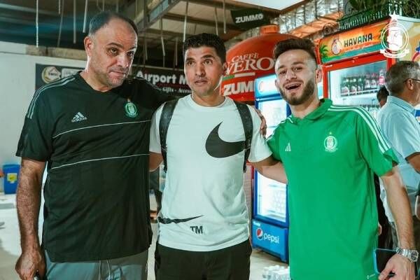 طارق التايب مع لاعبي الأهلي طرابلس