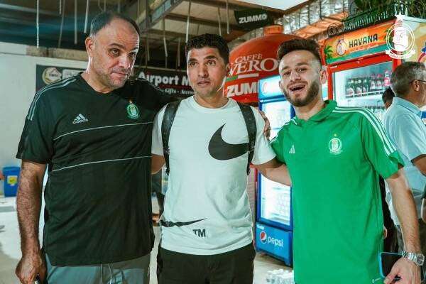 طارق التايب مع لاعبي الأهلي طرابلس