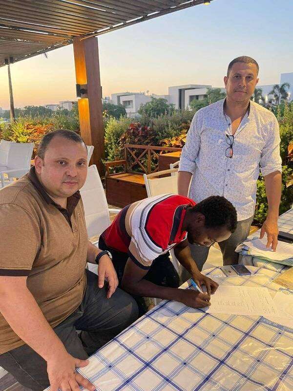 من توقيع اللاعب