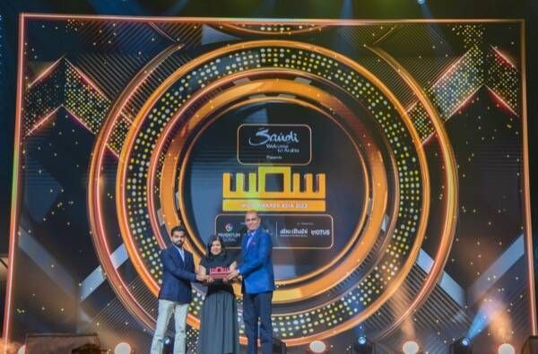 لحظة استلام الجائزة