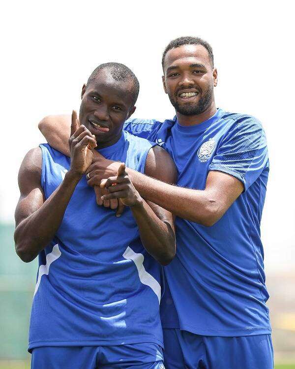 سامبو جونيور (يسارًا)