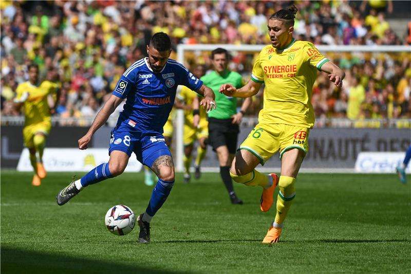 مورجان سانسون (يسار)