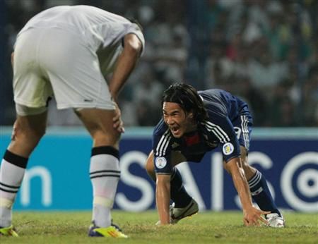 شينجي أوكازاكي يحتفل بعد إحرازه هدف التعادل بمرمى أوزباكستان