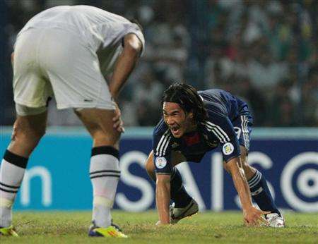 شينجي أوكازاكي يحتفل بعد إحرازه هدف التعادل بمرمى أوزباكستان