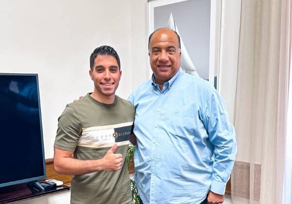 بعد توقيع العقود