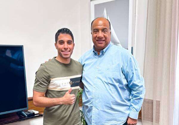 بعد توقيع العقود