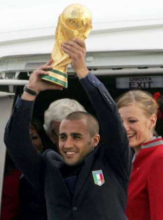 فابيو كانافارو يحمل الكأس