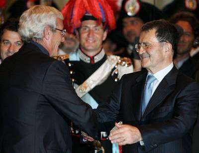 رئيس الوزراء الايطالي يصافح المدرب ليبي 