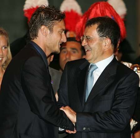 رئيس وزراء ايطاليا رومانبرودى يصافح اللاعب توتى 