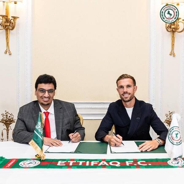 جانب من التوقيع