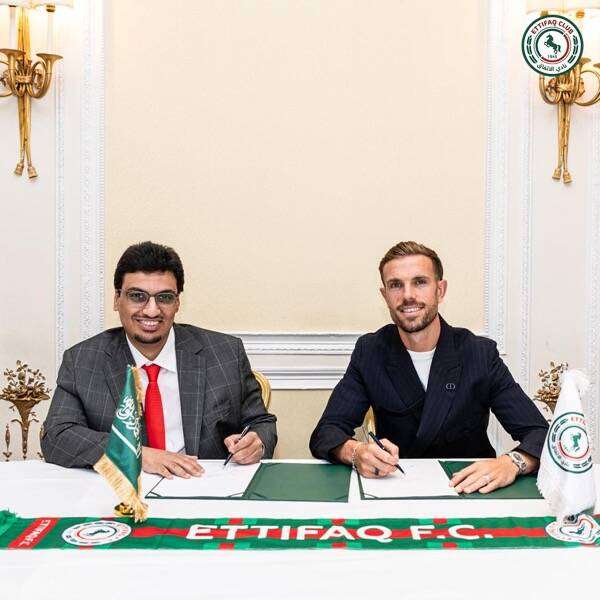 جانب من التوقيع