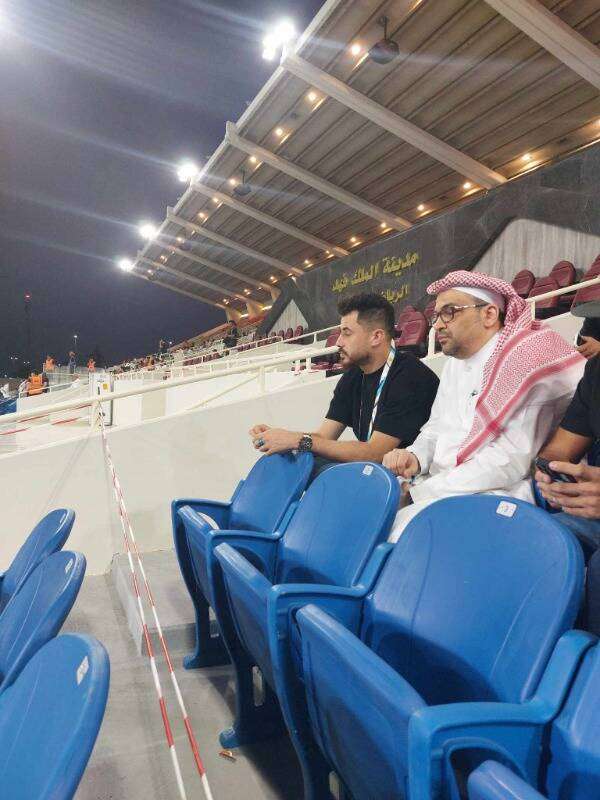 الونش يتابع المباراة من المدرجات