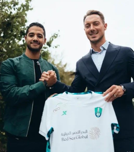 يايسله يحمل قميص أهلي جدة