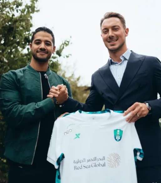 يايسله يحمل قميص أهلي جدة