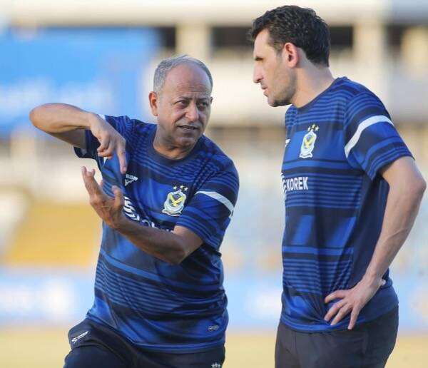 شاكر محمود (يسار)