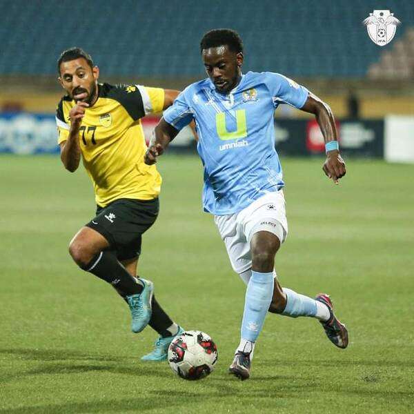 ناثان مافيلا (يمين)