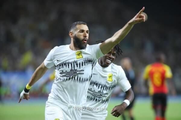 بنزيما بقميص اتحاد جدة