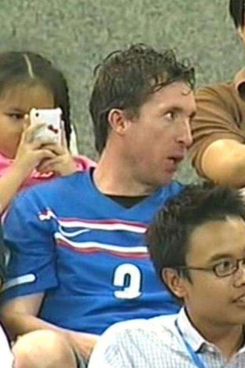 روبي فاولر ( بقميص منتخب تايلاند ) تابع مباراة تايلاند وعمان من المدرجات