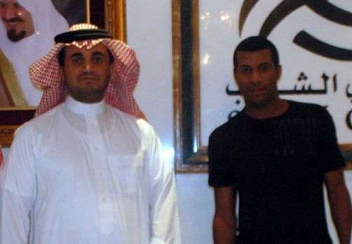 اللاعب خالد عزيز بجوار رئيس نادي الشباب خالد البلطان