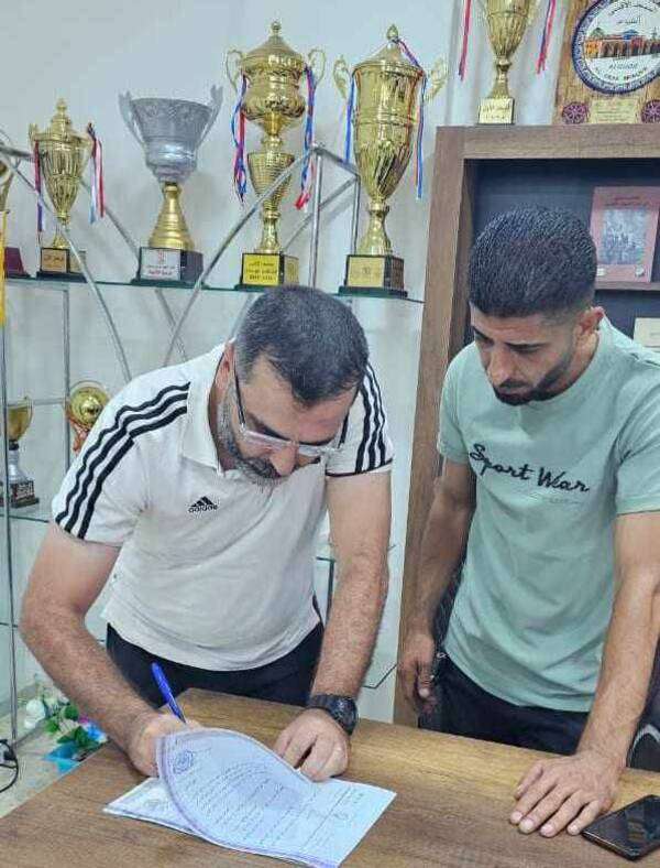 من توقيع جلال على عقده