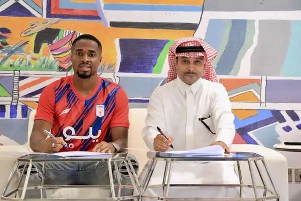 جانب من التوقيع