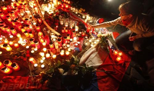 اشعال الشموع من قبل الجماهير لضحايا الطائرة الروسيه