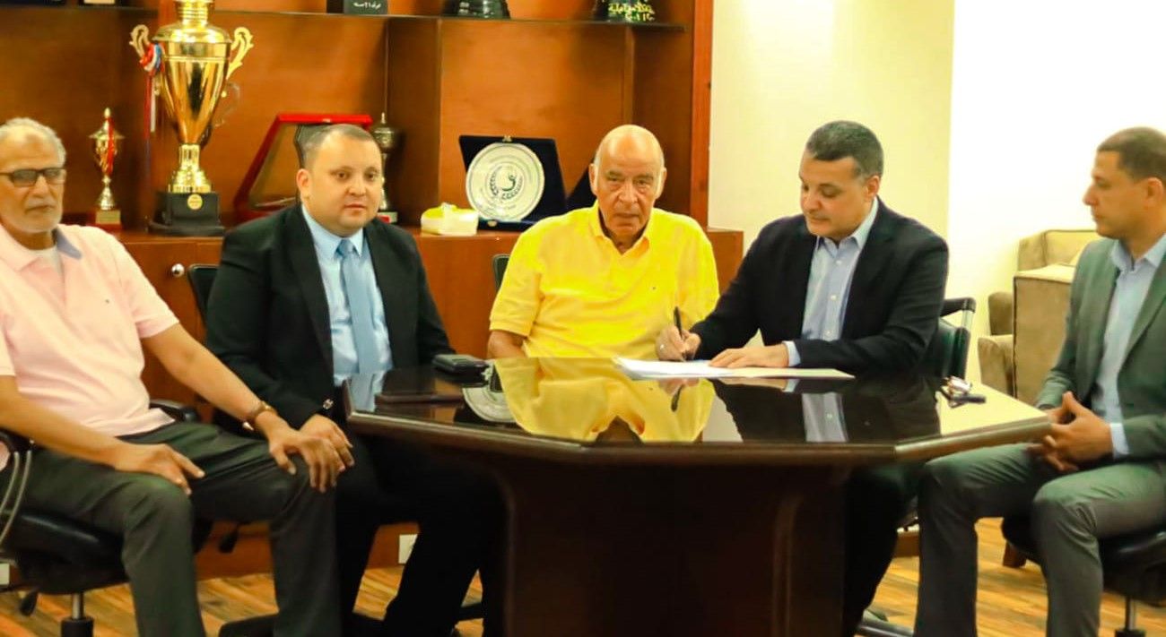 إيهاب جلال أثناء التوقيع للإسماعيلي وبجواره أبوجريشة