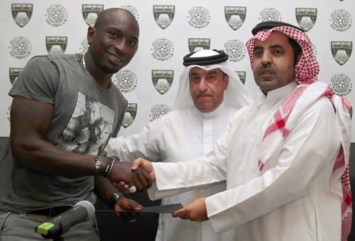 اللاعب السنغالى ممادو نيانج اثناء توقيع العقد بنادى السد