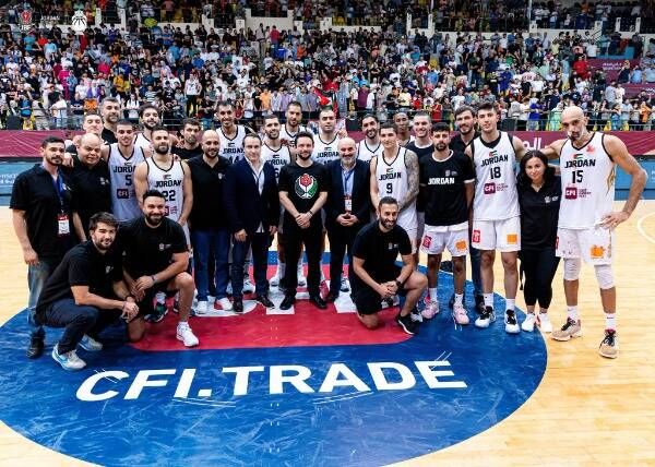 ولي العهد يتوسط منتخب سلة الأردن