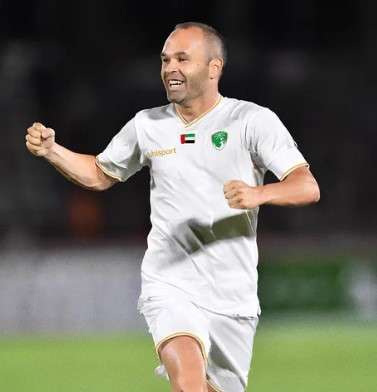 إنييستا بقميص الإمارات