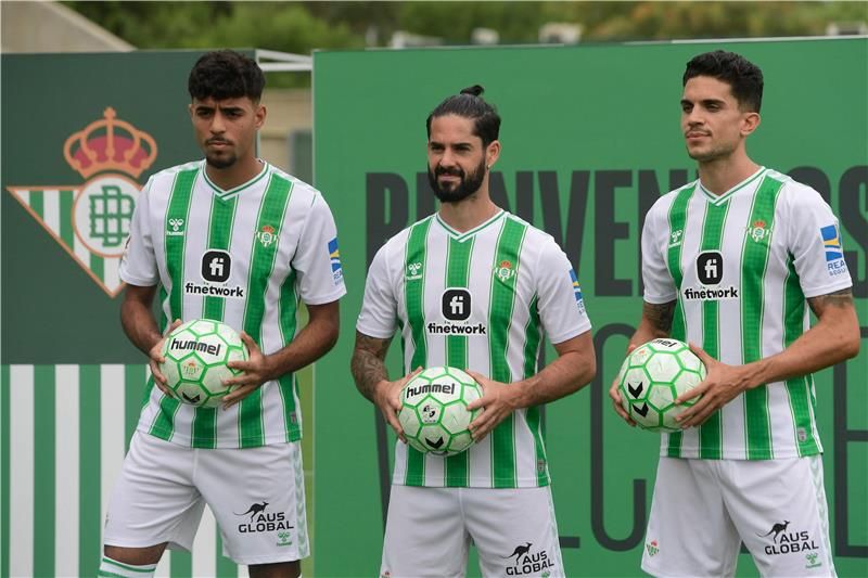 إيسكو (في الوسط)