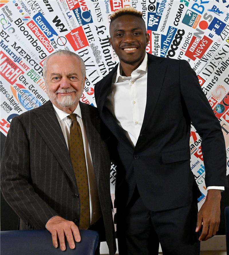 رئيس نابولي مع أوسيمين