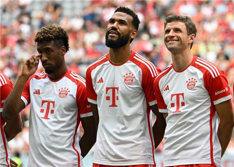 تشوبو موتينج (في الوسط)