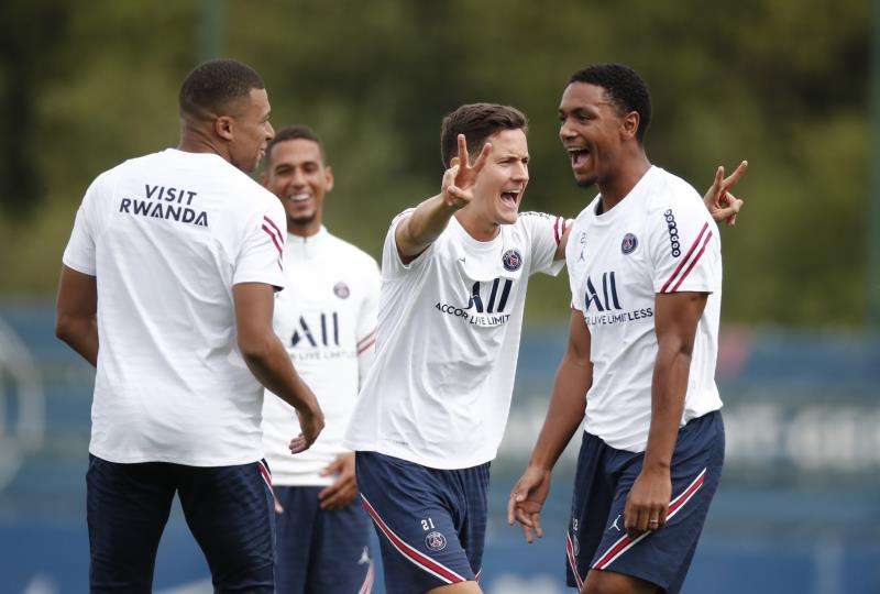 عبدو ديالو (أقصى اليمين)