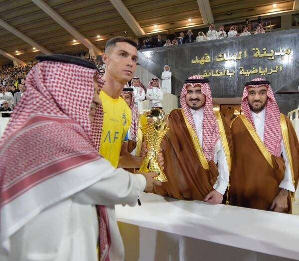 الفيصل يتوج رونالدو بكأس البطولة