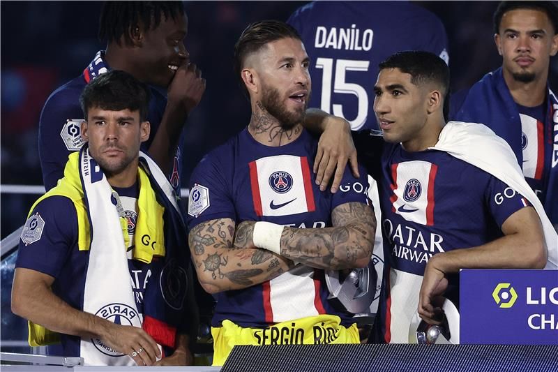 بيرنات (يسار)