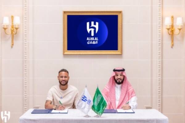نيمار خلال التوقيع