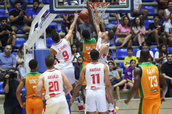 من مباراة لبنان وساحل العاج أمس