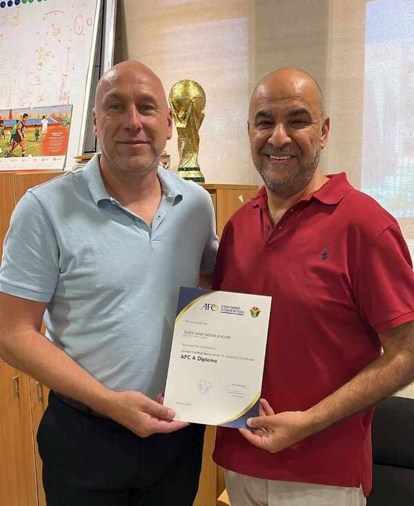 خوري يتسلم شهادة التدريب الآسيوية